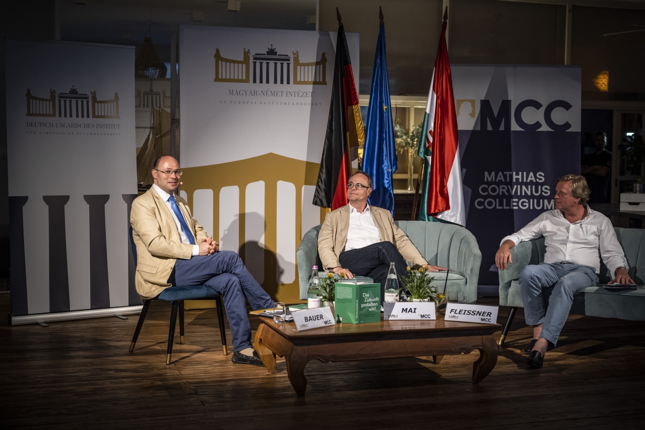 A könyvbemutató fővendége a szerző Dr. Klaus-Rüdiger Mai (középen) volt, valamint beszélgetőpartnere volt Dr. Michael Fleissner a Kosmos Könyvkiadó ügyvezetője (jobbra) a beszélgetést Dr. Bauer Bence a Magyar-Német Intézet igazgatója vezette. 