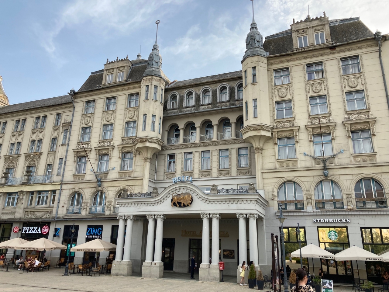 Die Veranstaltung fand im Debrecener Hotel Aranybika (Goldener Bulle) statt, das zugleich der Sitz des MCC in Debrecen ist. 